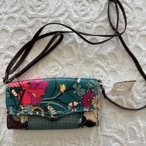 NWT SakRoots Floral Crossbody Bag/ Wristlet